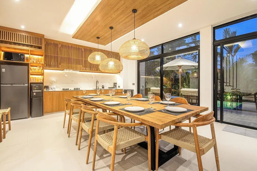 Elegant 5BR Modern Villa Steps From Caf Del Mar