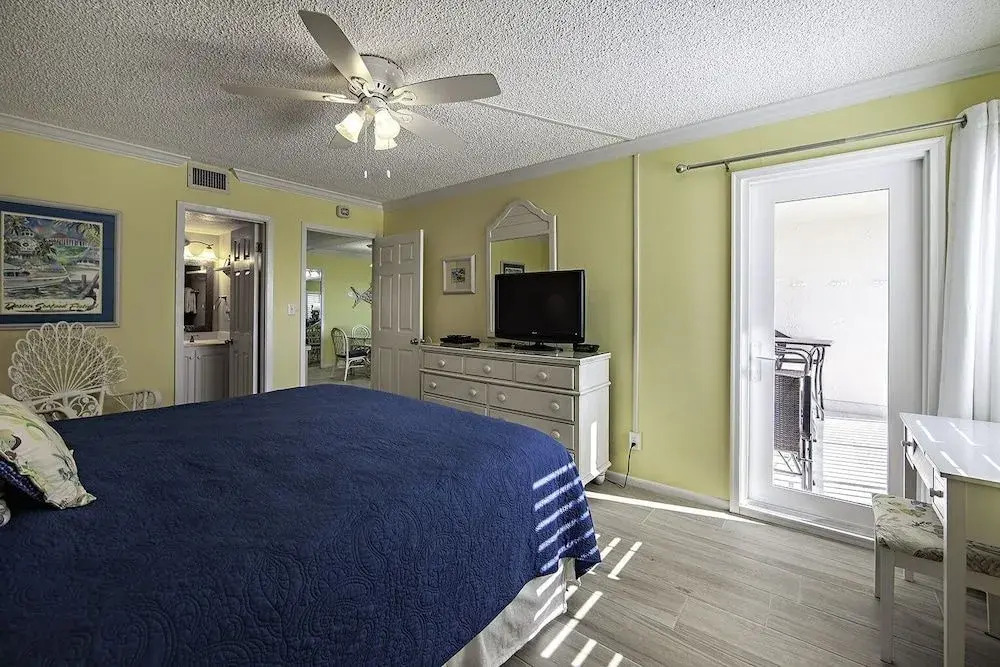 Gulf Shore Condo #208 - 2 Br condo by RedAwning