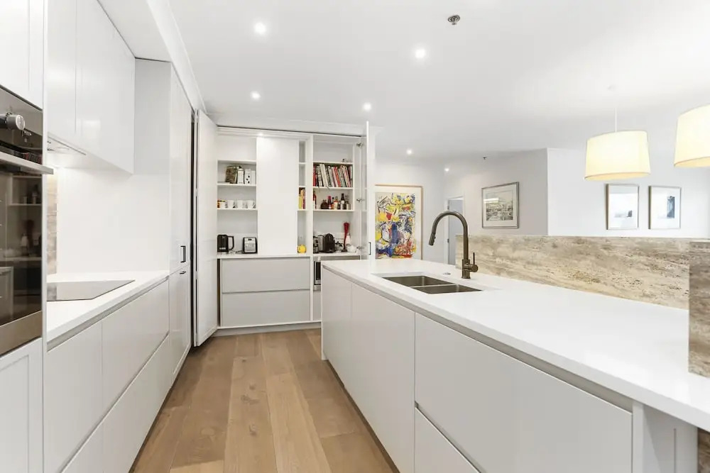 Light and spacious w incredible harbour views