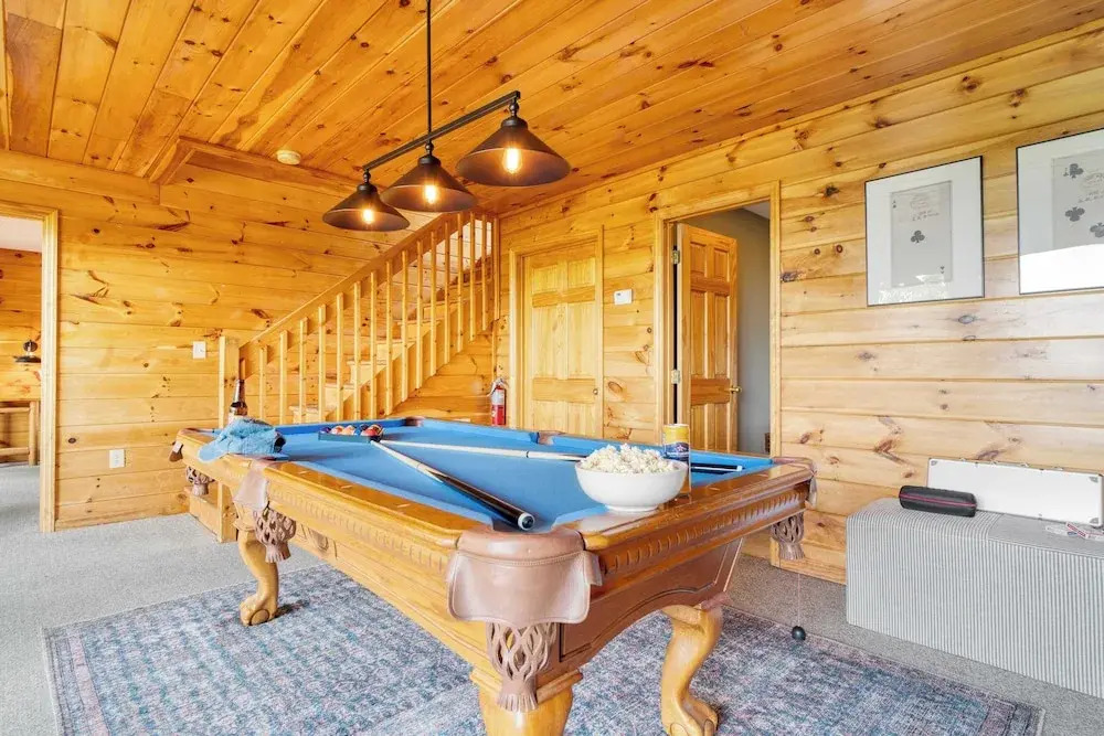 Hottub, Sauna, Pool Table, Views Mins to Downtown Gatlingburg Hollow's Haven