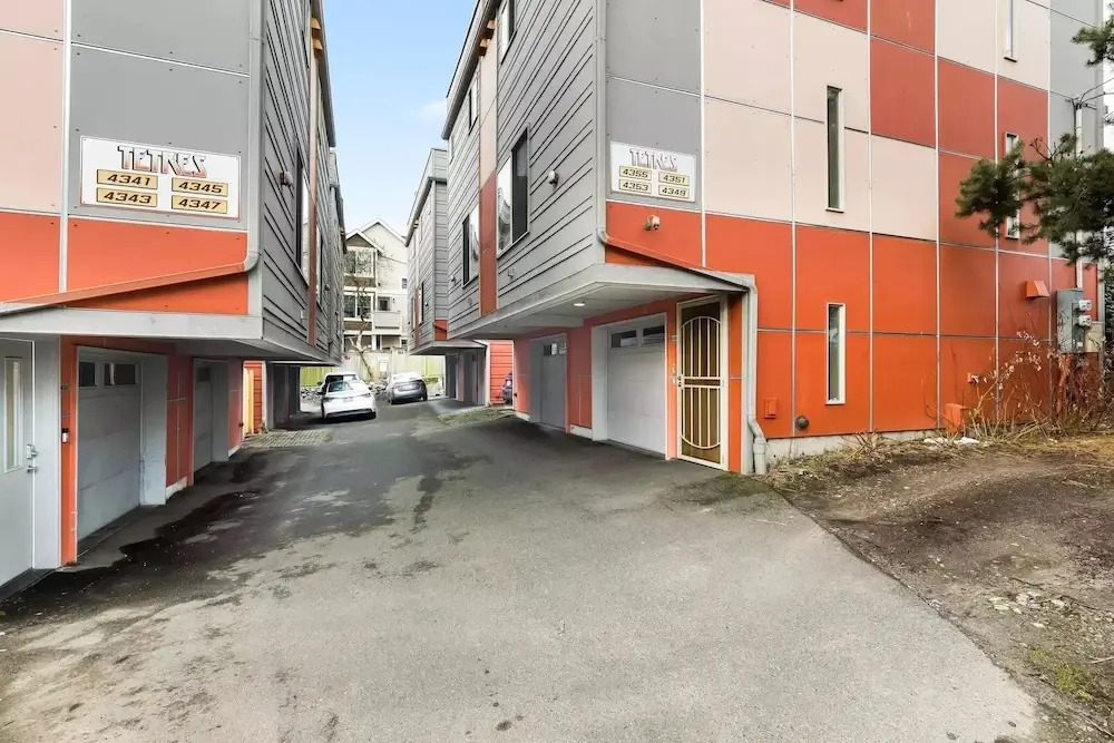 Seattle: U District Retreat Free Parking 3 Bedroom Home by RedAwning