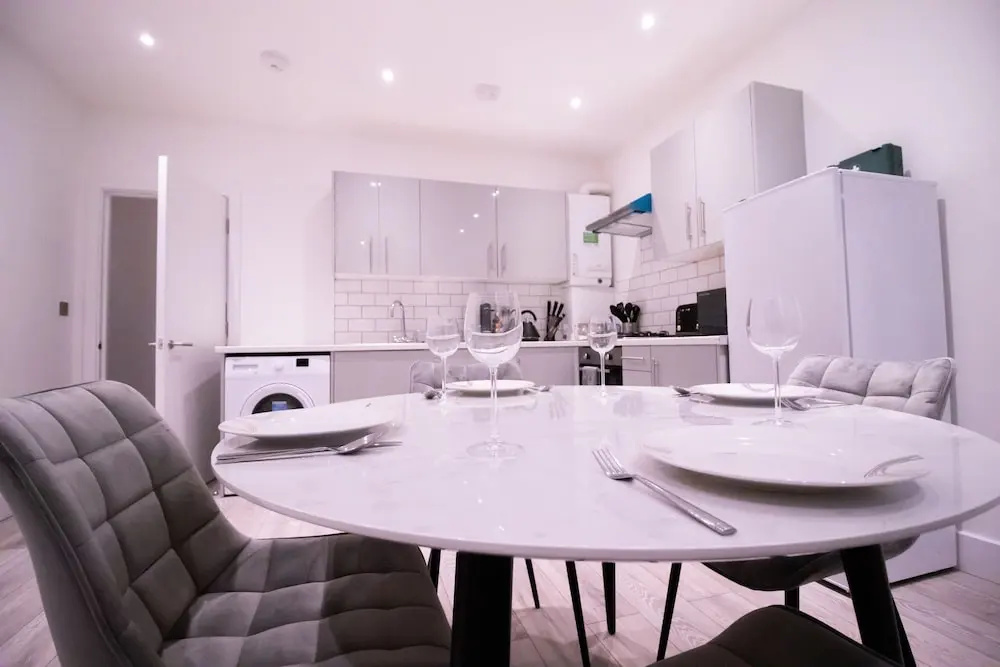 Everest Lodge Serviced Apartments for Contractors & Families, Free WiFi & Netflix By Redwood Stays