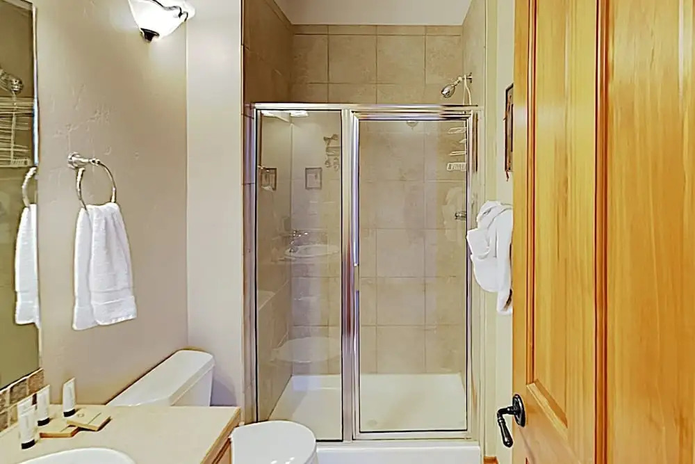 Classy W/ Private Hot Tub & Garage 3 Bedroom Condo
