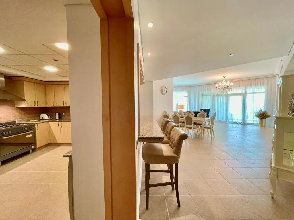 Luxury, Spacious, Beachfront, 3BD Apartment with private beach access!