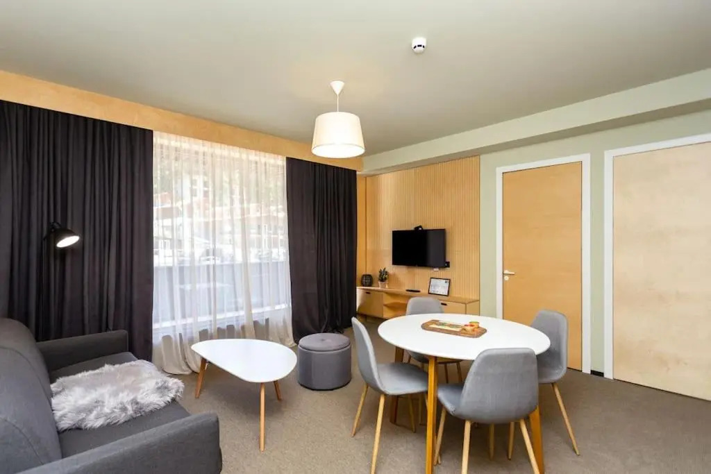 2BR apt with a furnished balcony 2 min to Kokhta