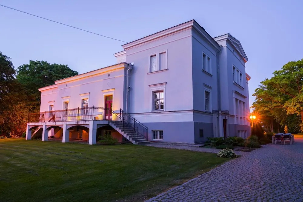 Saka Manor