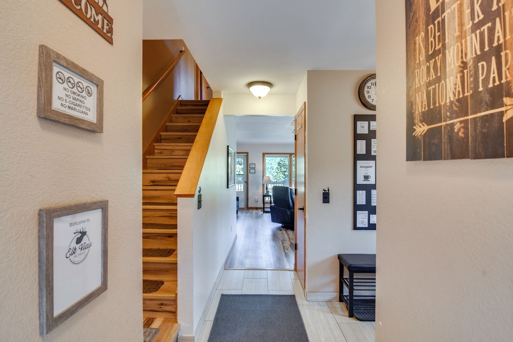 Fireplace & Mtn Views: Estes Park Home w/ Deck!