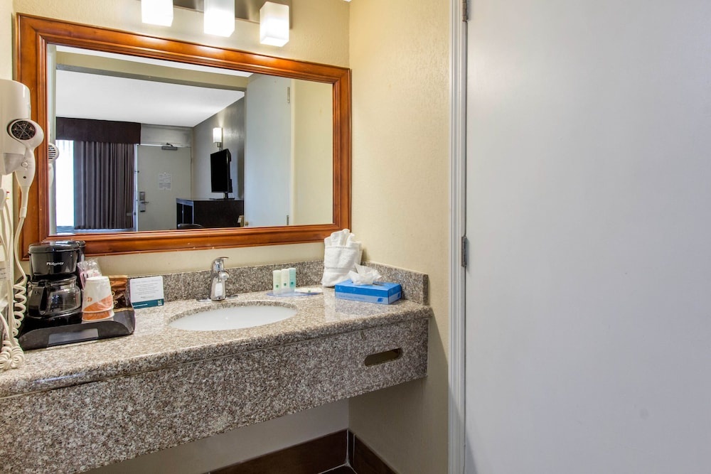 Clarion Hotel & Conference Center Tampa