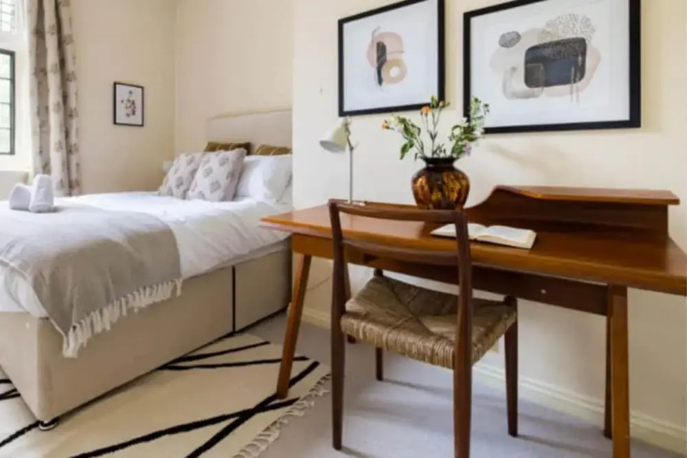 The Woking Wonder - Captivating 3BDR Flat with Parking