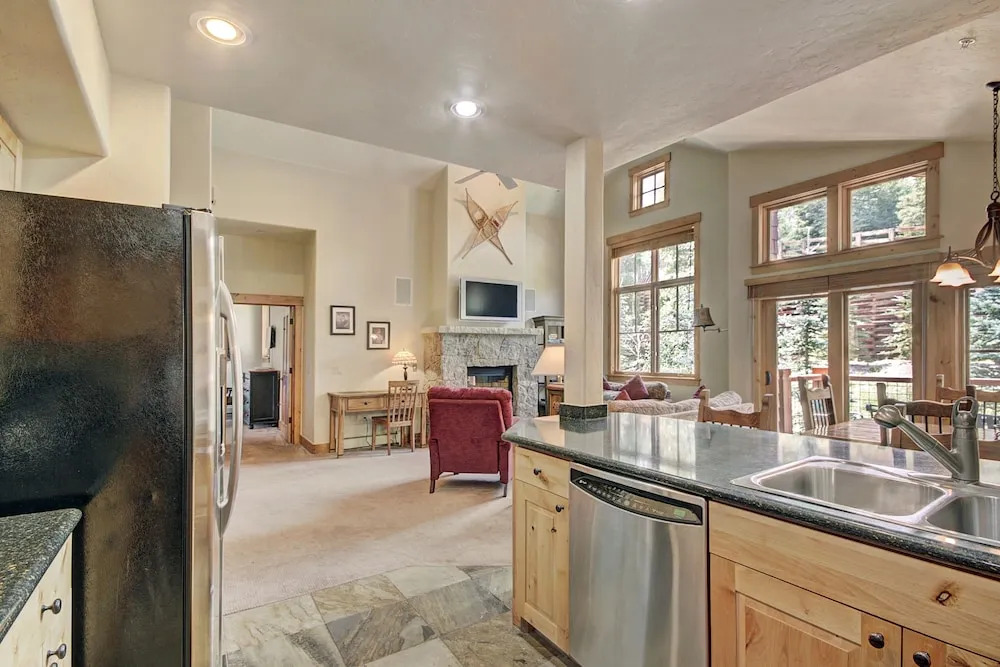 Soaring Ceilings + Mins To Gondola/apres-ski - 2br Sleeps 6 2 Bedroom Townhouse by RedAwning