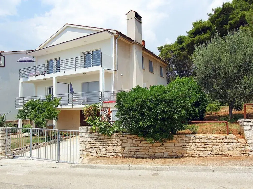 Apartment in Pula With Garden