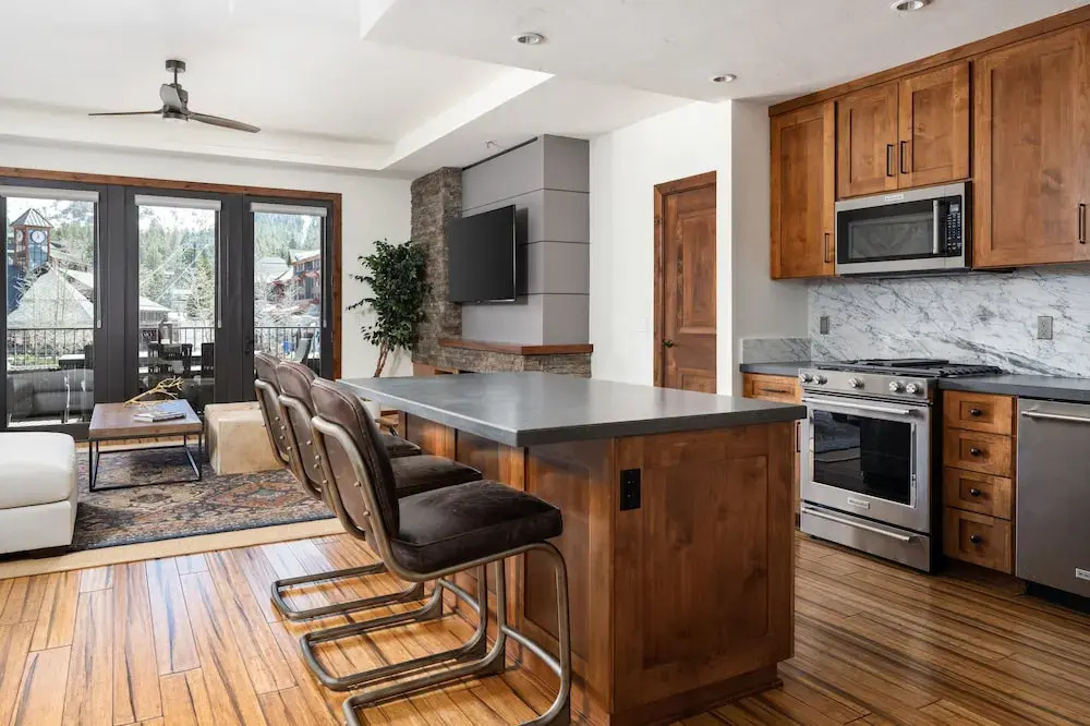 Luxury 4BDR Residence steps from Heavenly Village condo