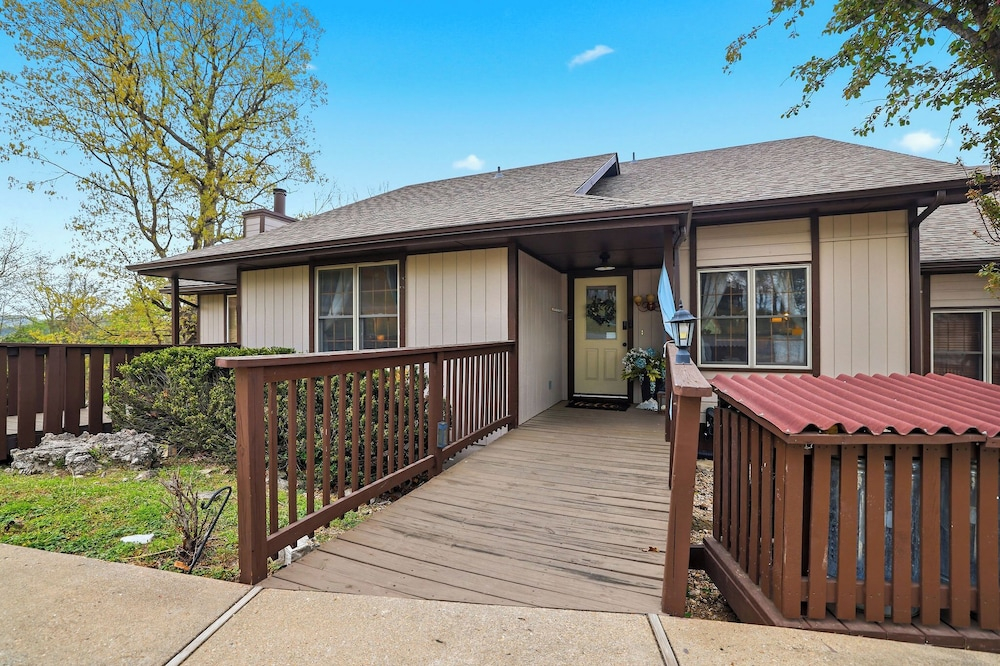 Holiday Island Escape w/ Panoramic Lake Views