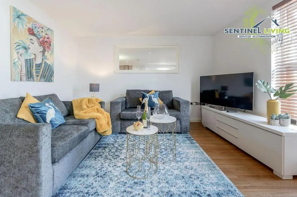 Sentinel Living Serviced Accommodation, Windsor, 2 Bedroom Apartment with Free Parking and WiFi
