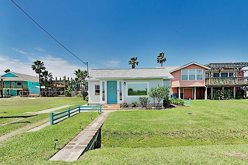 Charming Downtown Getaway W/ Spacious Interior 2 Bedroom Home