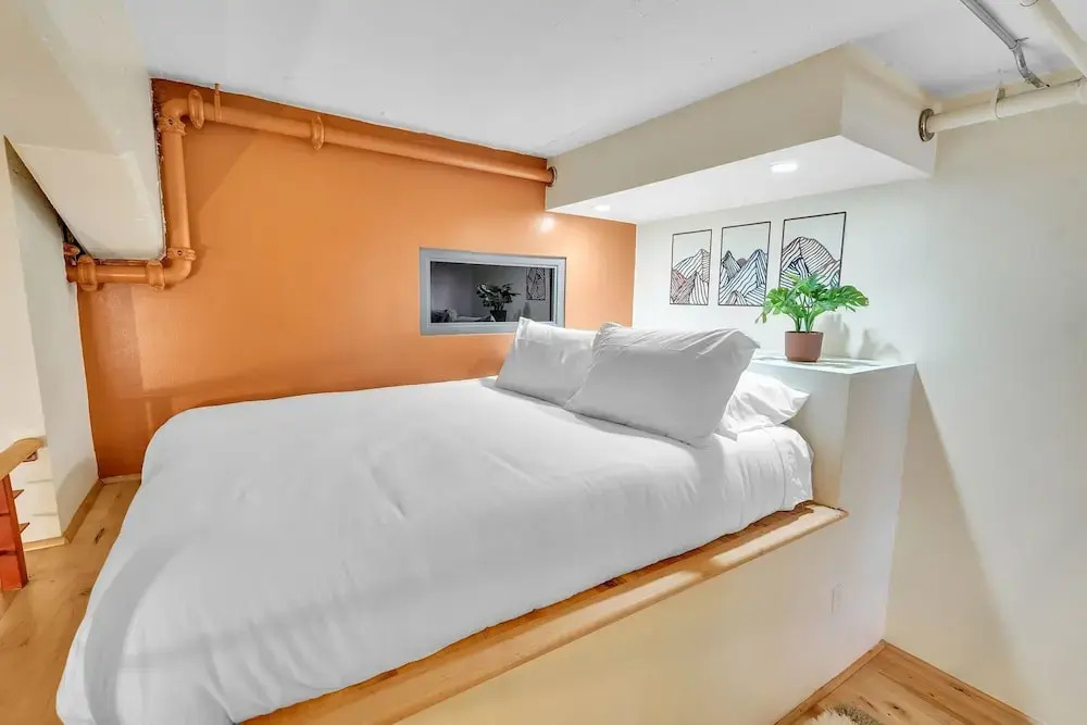 Modern Condo With Mountain Views, Walk To Downtown 2 Bedroom Condo