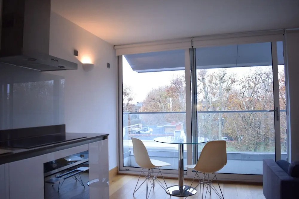 Modern 1 Bedroom Flat in Chelsea With Balcony