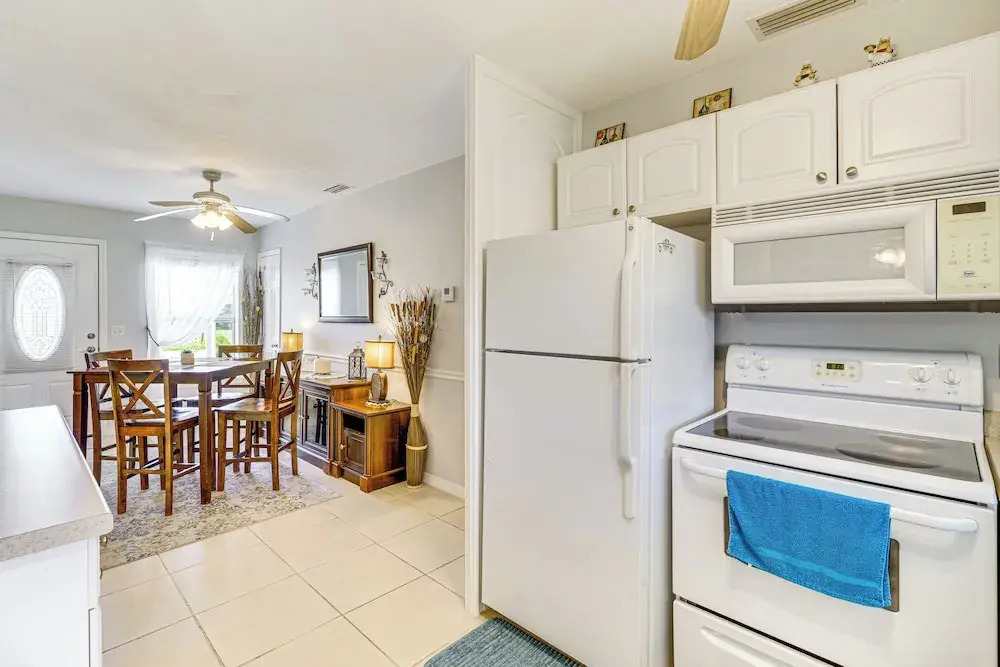 1 Mi to Lake Jackson: Home w/ Screened Patio!