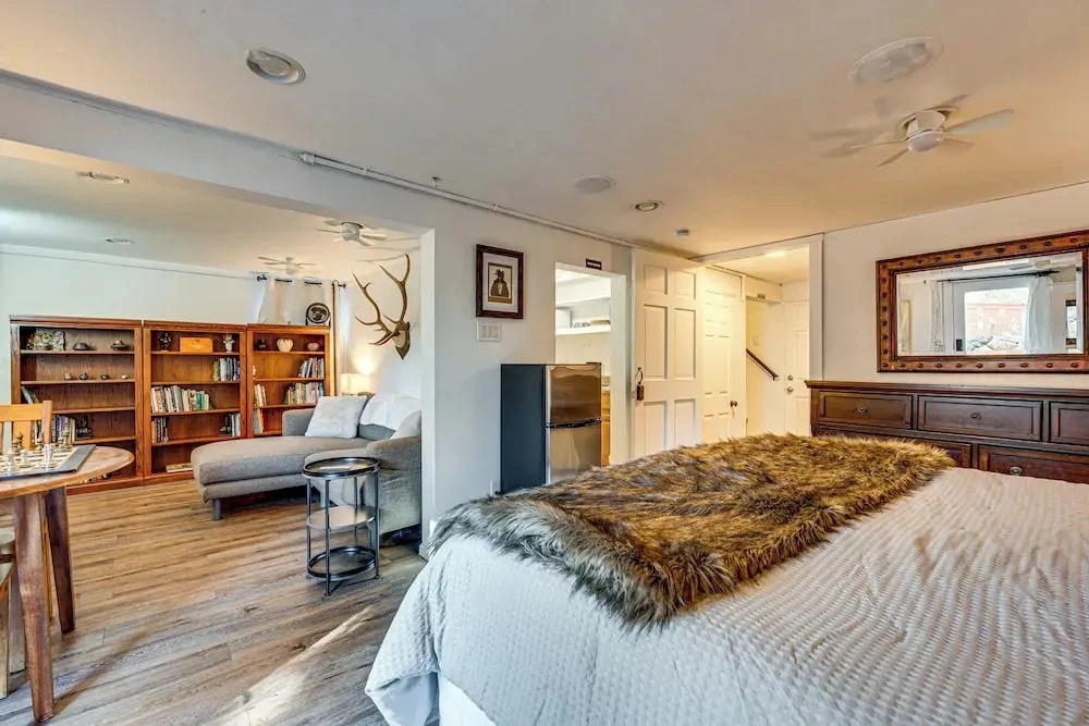 Mtn-view Retreat w/ Deck & Hot Tub in Estes Park