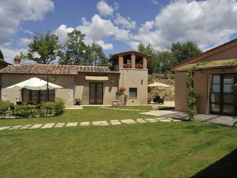 Gorgeous Mansion in Rapolano Terme With Swimming Pool