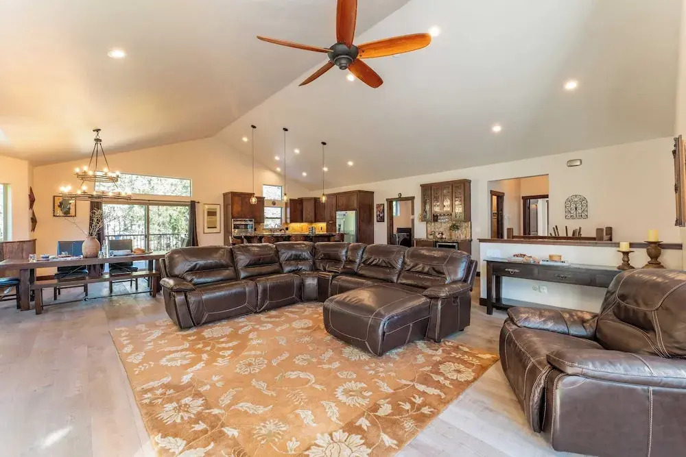 10mins to Lake Hot Tub, Game Room, Forest Views Meyers Meadow by Avantstay