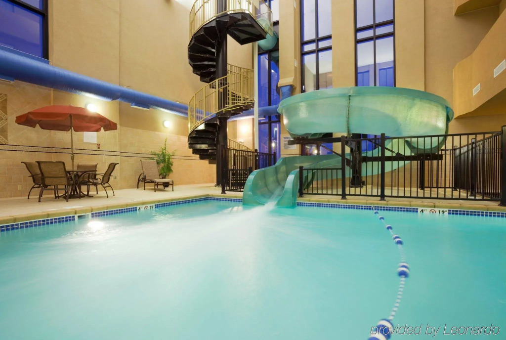 Holiday Inn Express & Suites Mitchell by IHG