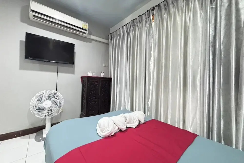 Sunshiny-BB Hostel near Punnavithi BTS station