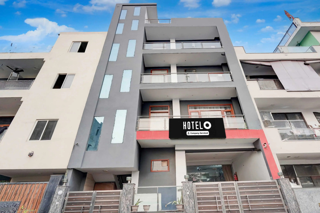 Townhouse Noida Sector 16 Metro Station
