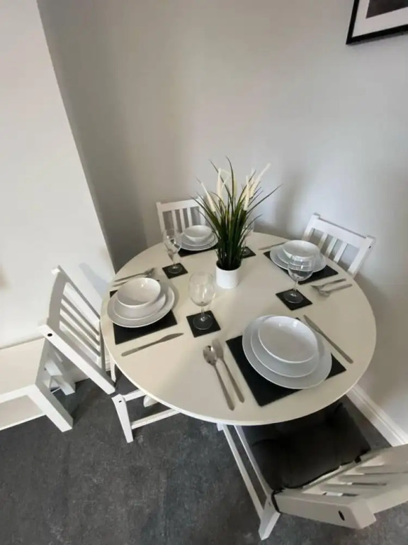 Flat - Sleeps 4 - Pet Friendly - Parking