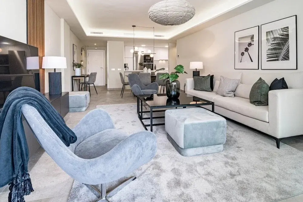 Inf3.3k- Stunning City Apartment Close to Beaches