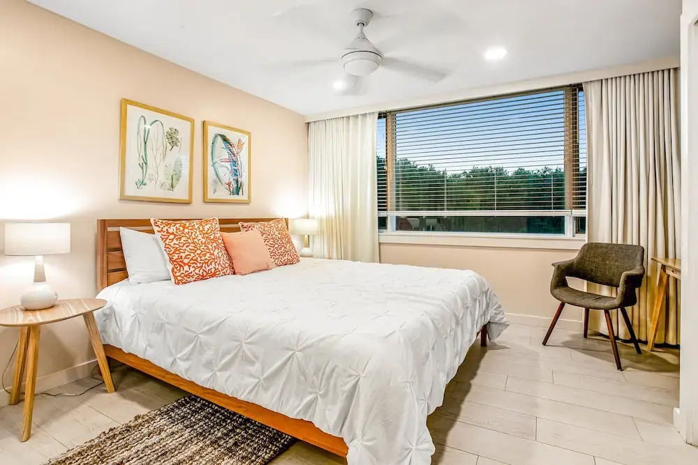 Beach Condo With Balcony, W/d, AC, Outdoor Pool & Fast Wifi