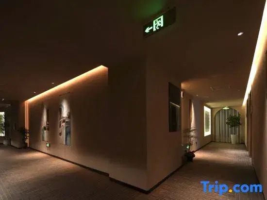 Loushi‑Youming Homestay (Wuyi Square IFS International Finance Centre Branch)
