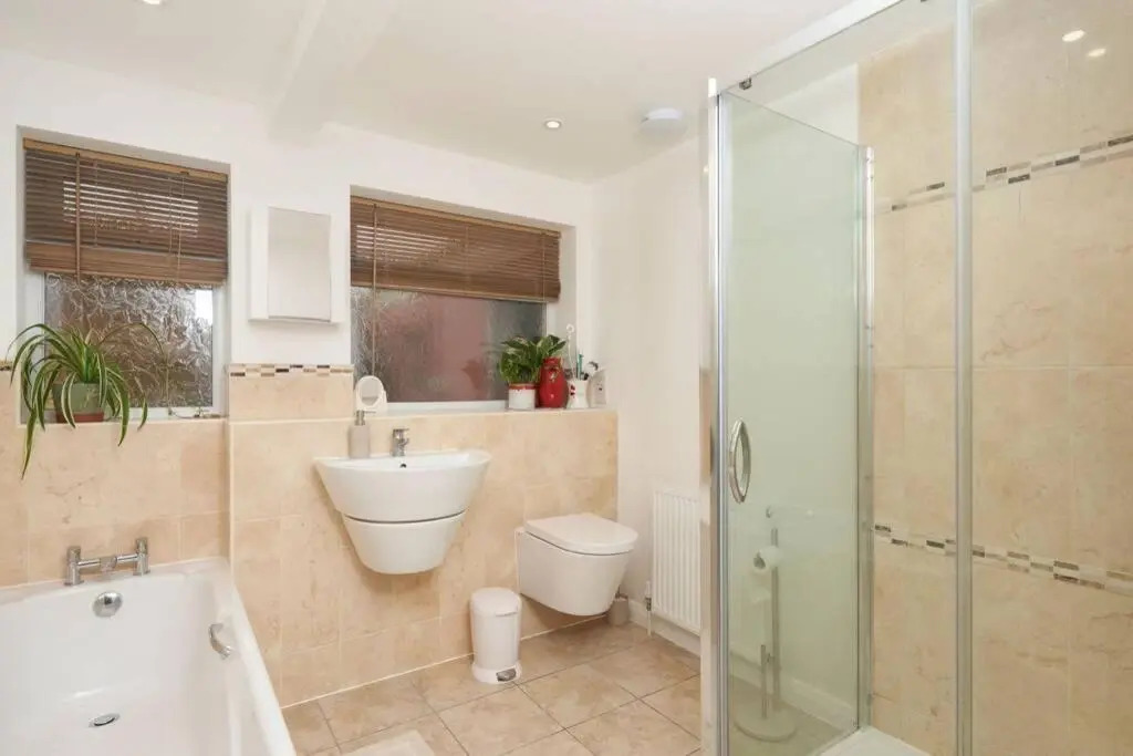 Spacious countryside 4 bedroom bungalow