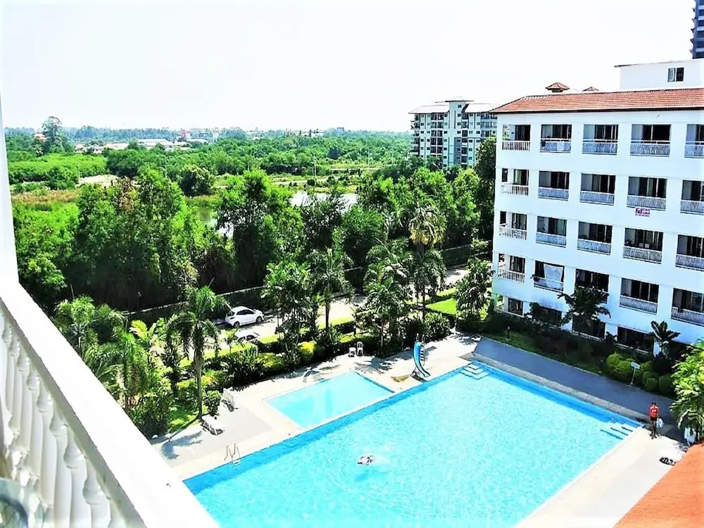 Pool View Apartment