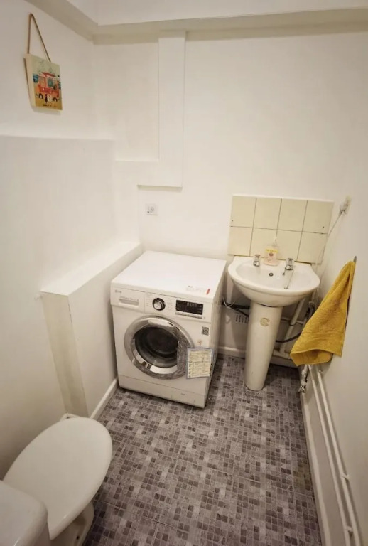 5 Bedroomed House Available for Guests and Contractors Wifi Parking