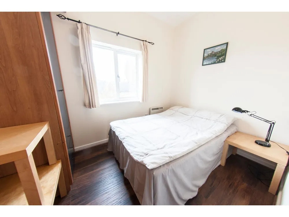 Newly Redecorated 2BR Victoria Docks Flat for 4