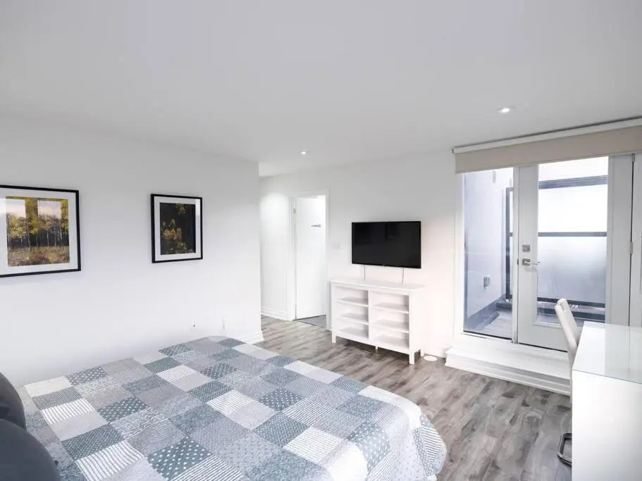 Elegant 2000 Sq ft 3BR urban Town House 2 Parking