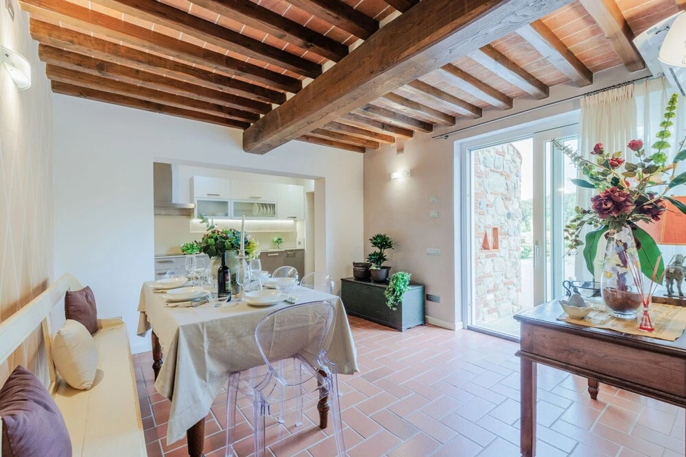 Farmhouse in Lucca with Infinity Pool
