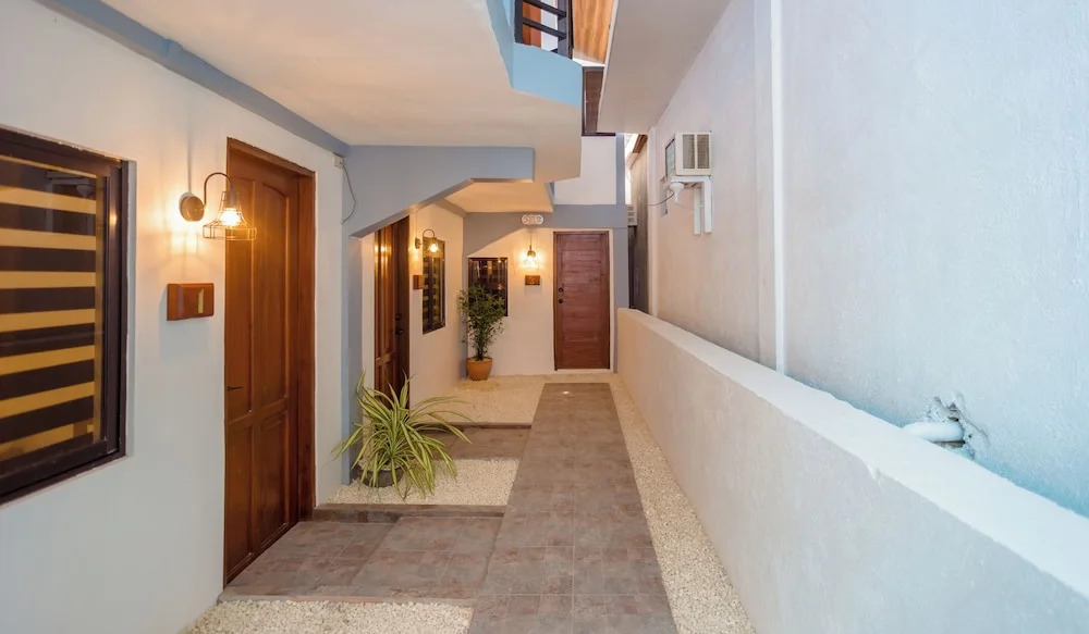 ALONA BEACH SIDE INN