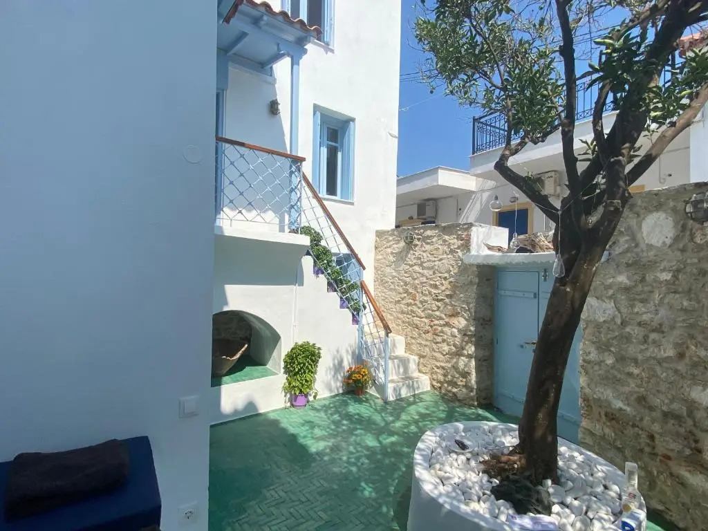 Lovely 1 Bed Townhouse with patio