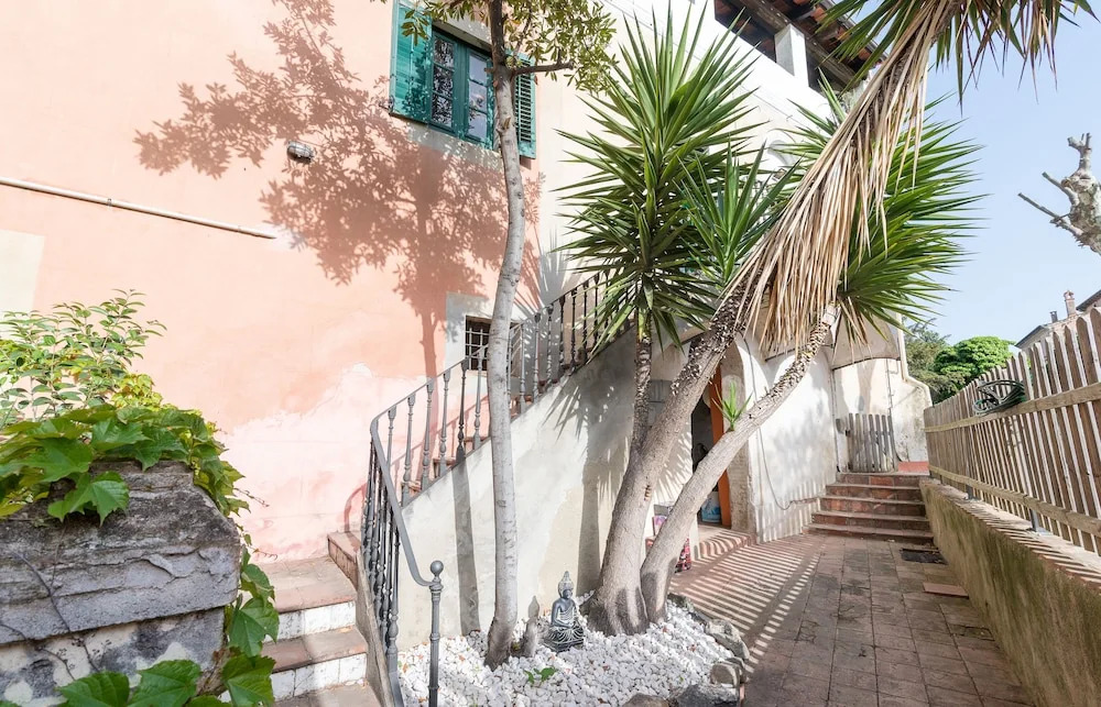 Encantadora Mansión con Jardín y Piscina