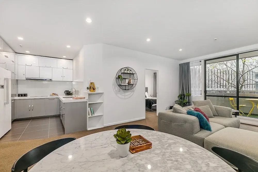 Zodiak Central 2 BR Apt Free Parking Gym