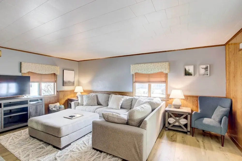 Cozy Wisconsin Abode: Walk to Lake Michigan