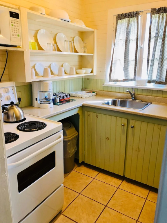 Green Gables Bungalow Court