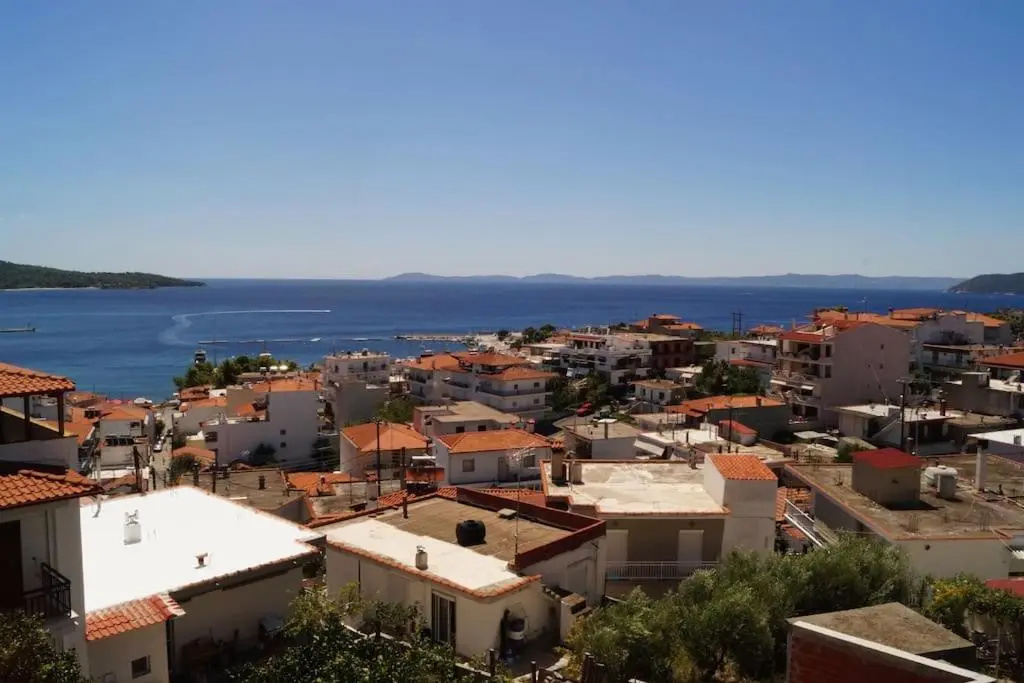Fully equipped 2-bedroom flat unique view all year