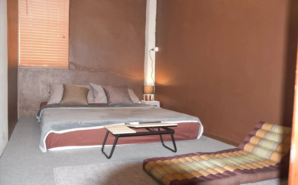 Empo Hostel at 30 Onnut