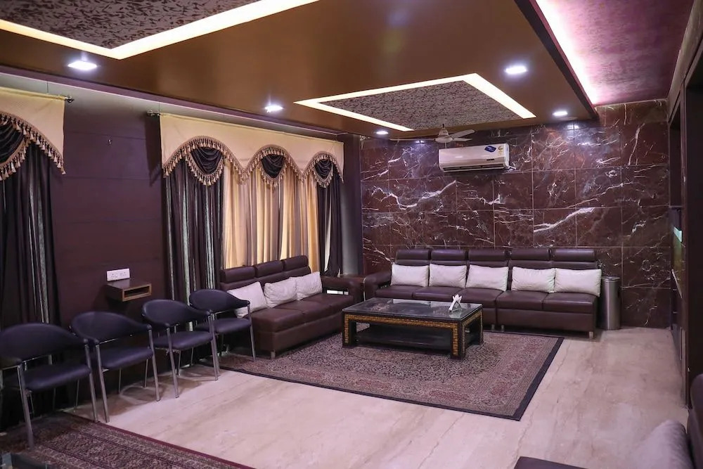 OYO 14867 Hotel Aashadeep