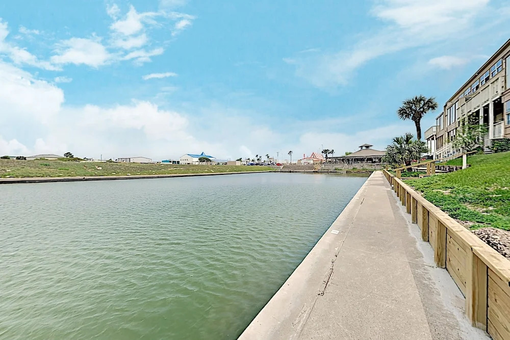 Canal-front Corner W/ Pools - Near The Beach! 1 Bedroom Condo