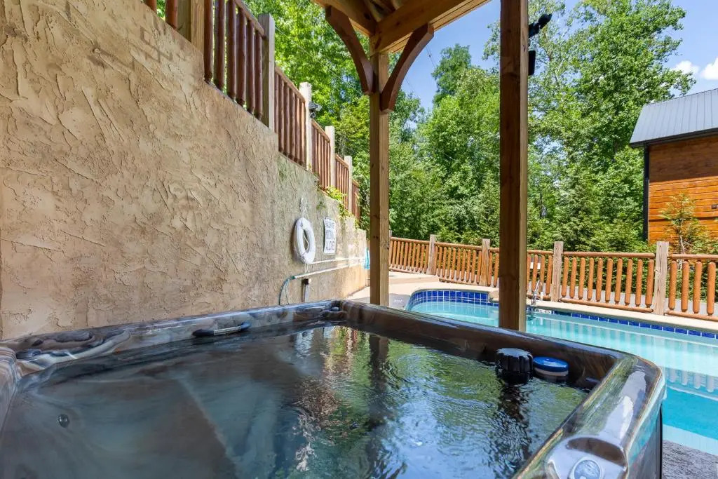 Smoky Mountain Splash, 6 Bedroom, Private Pool, WiFi, Pool Table, Sleeps 18