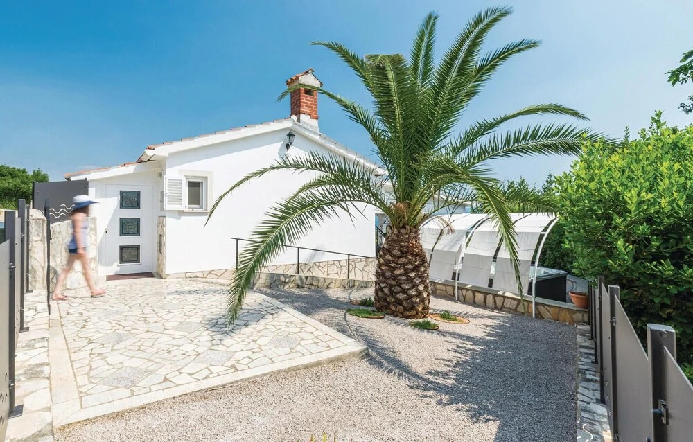 Amazing Home in Ravni with Hot Tub, WiFi & 1 Bedrooms